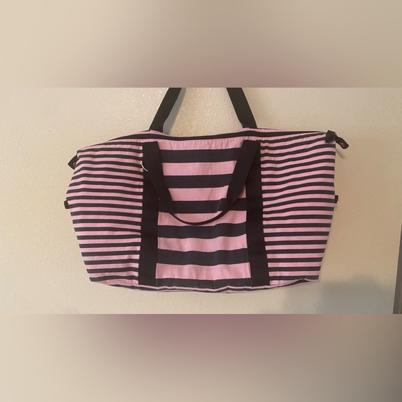 Victoria secret duffle bag - Picture 2 of 6